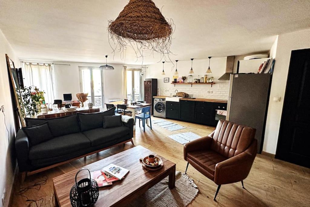 un salon avec un canapé et une table dans l'établissement Charmant Mini Loft 57m2 Notre Dame du Mont, à Marseille