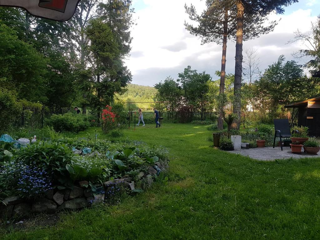 Un jardín fuera de Mieszkanie w górach w domu prywatnym w Beskidzie Żywieckim 25km od Żywca