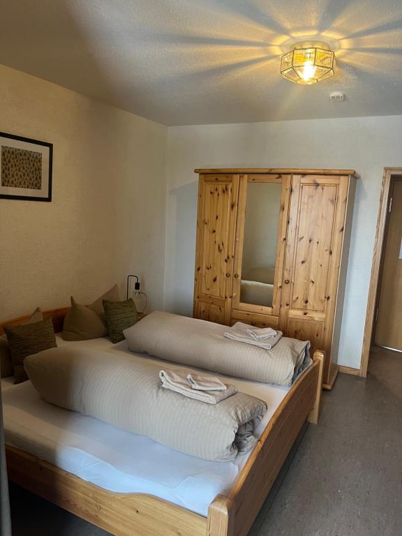 Postel nebo postele na pokoji v ubytování Berggasthof zur Todtnauer Hütte