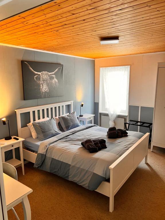 um quarto com uma cama grande e um tecto em madeira em AFA em Göschenen