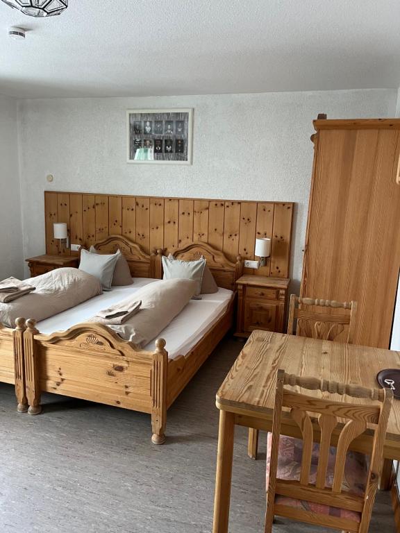 Postel nebo postele na pokoji v ubytování Berggasthof zur Todtnauer Hütte