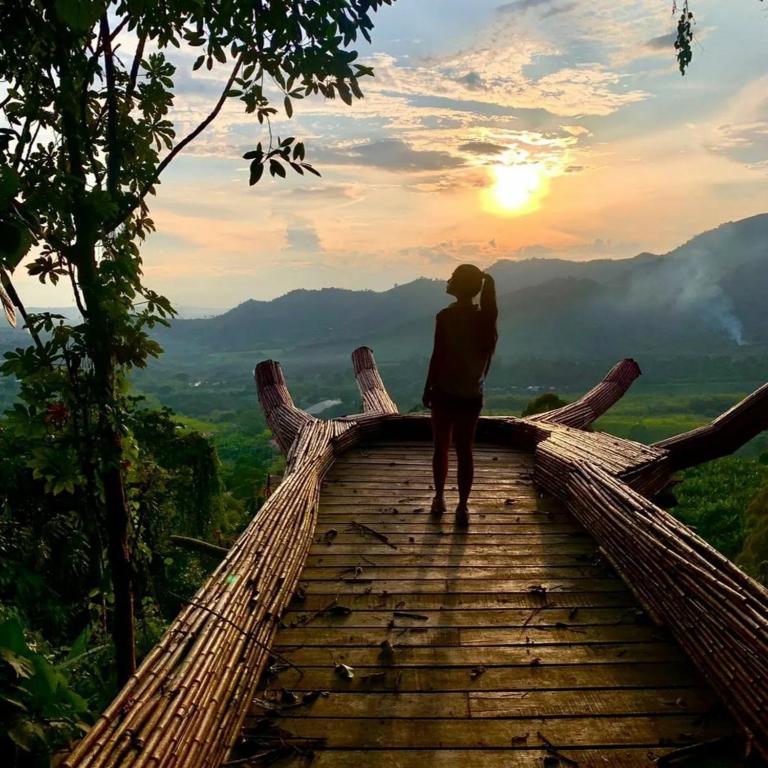 a man and a woman standing on top of a bridge at Hotel Spa La Colina in Pereira