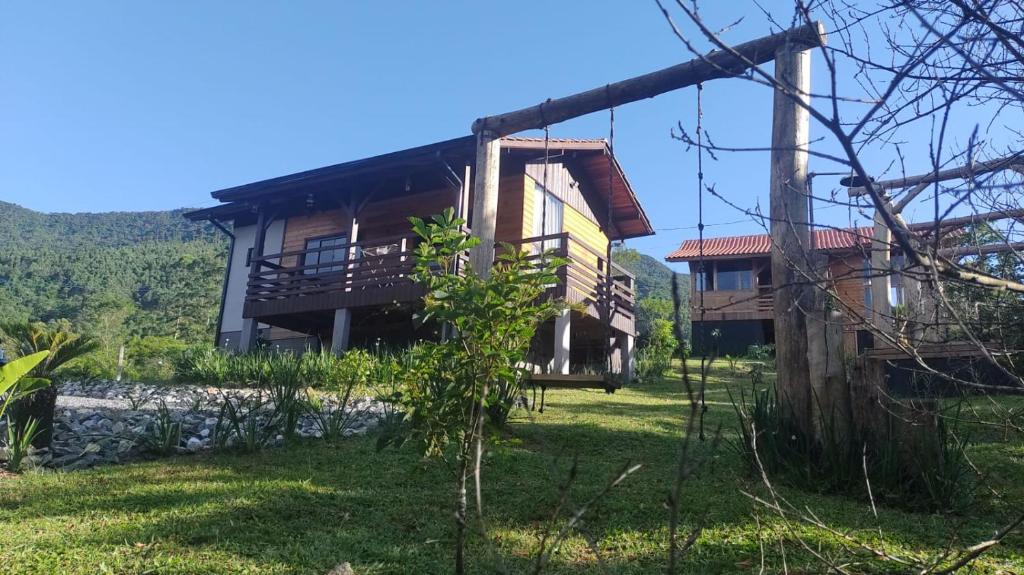 een huis aan de zijkant van een berg bij Espaço Isha in Canelinha