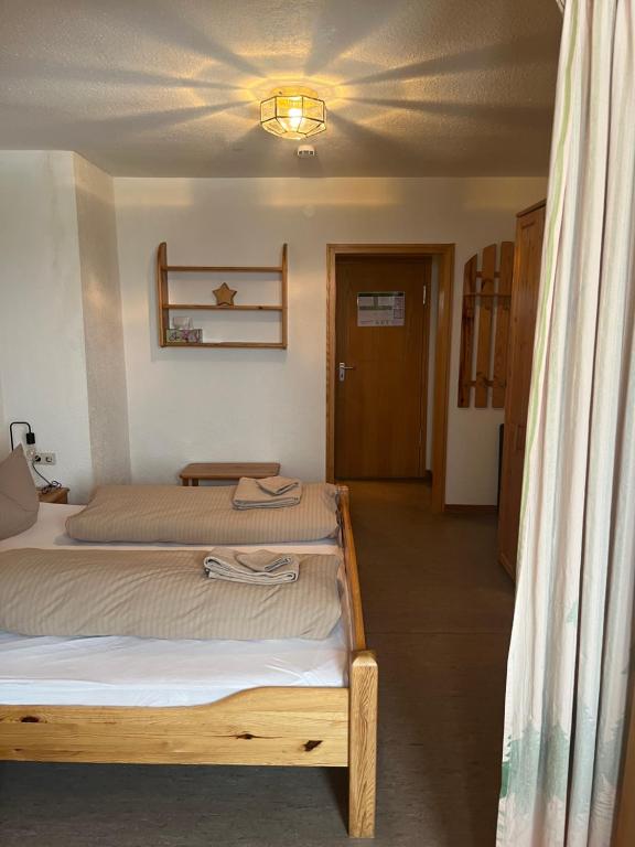 Postel nebo postele na pokoji v ubytování Berggasthof zur Todtnauer Hütte