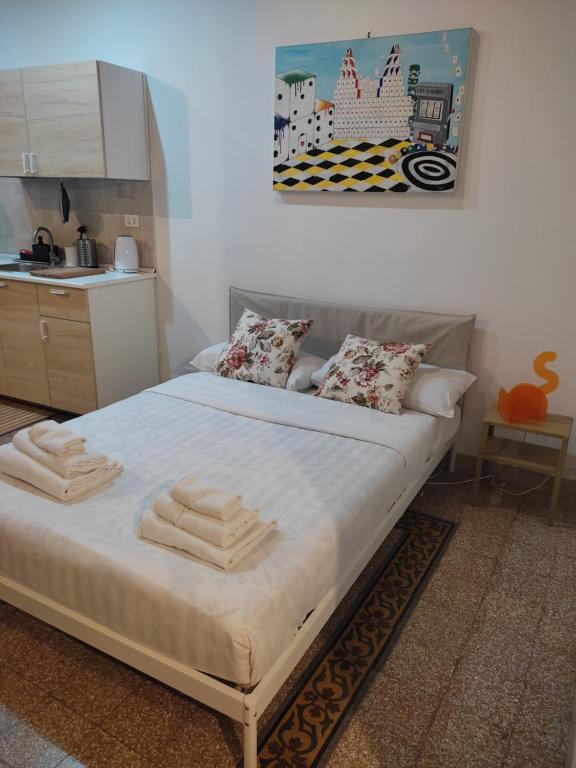 1 dormitorio con 1 cama grande en una habitación en Grazioso Loft vicino a San Giovanni e Metro C en Roma