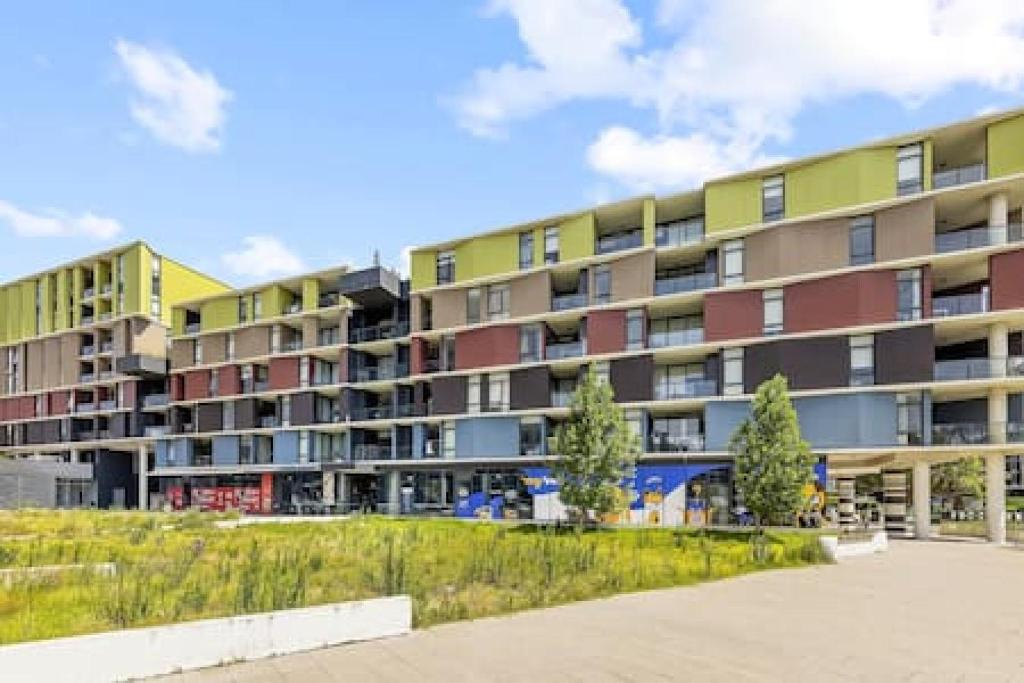 een groot appartementencomplex met kleurrijke balkons bij comfy 2B apartment in Zetland in Sydney