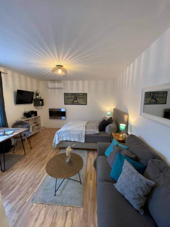ein Wohnzimmer mit einem Sofa und einem Bett in der Unterkunft Kuschelnest Michelstadt in Michelstadt