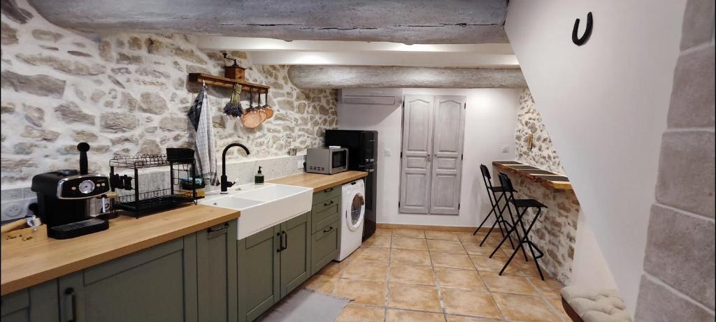 une cuisine avec un évier et un plan de travail dans l'établissement Latipik, à Lançon-Provence