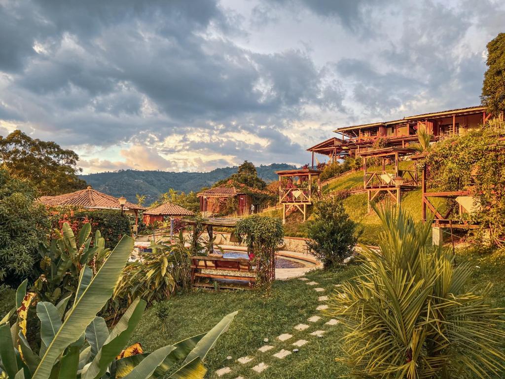 een uitzicht op een resort met huizen op een heuvel bij Hotel Spa La Colina in Pereira