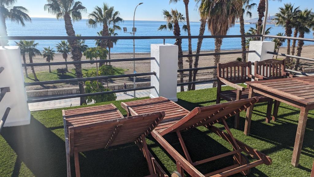 マラガにあるLoft con gran terraza en primera linea de playaのバルコニー(テーブル、椅子付)、
