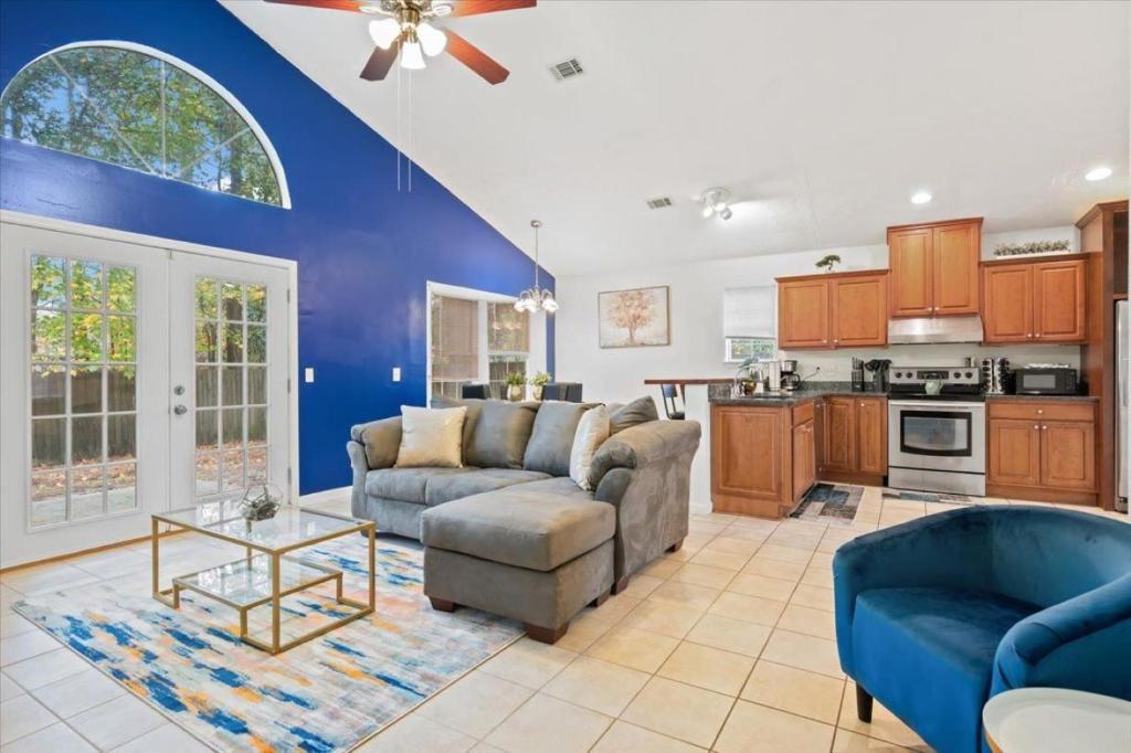 - un salon avec un canapé et une table dans l'établissement Unlimited Towels - Near Dwntwn & Tybee - Spacious Home, à Savannah