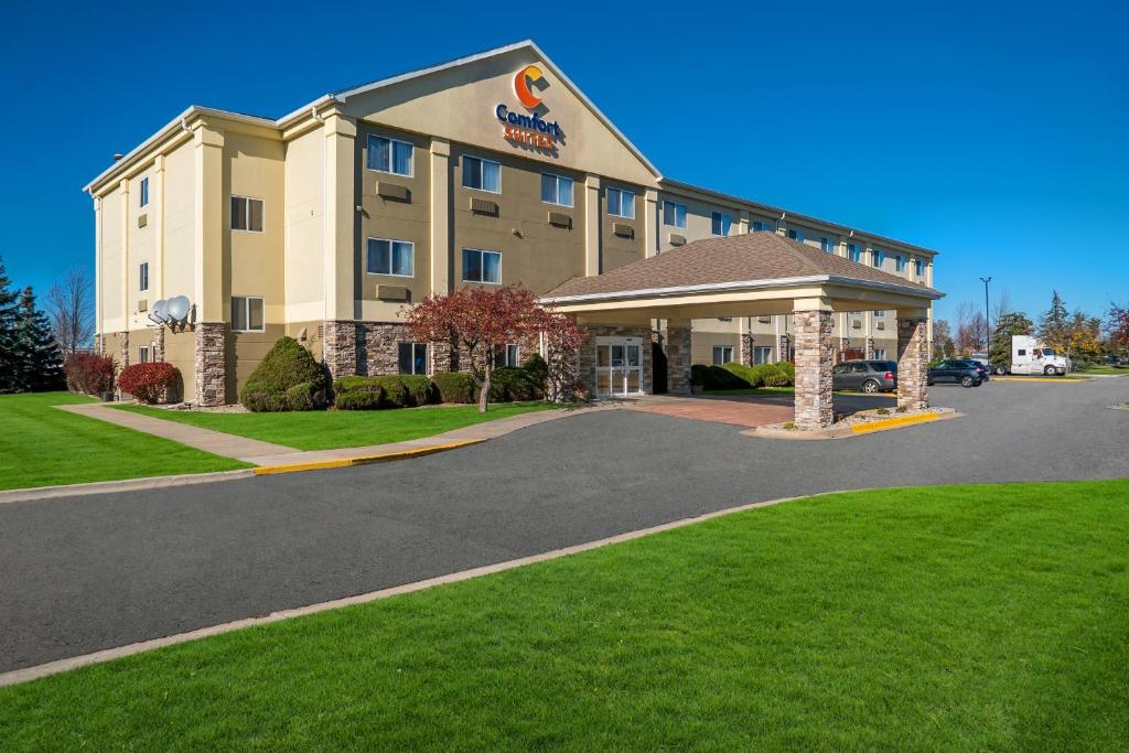 ein Hotelgebäude mit einem Pavillon davor in der Unterkunft Comfort Suites in Saginaw