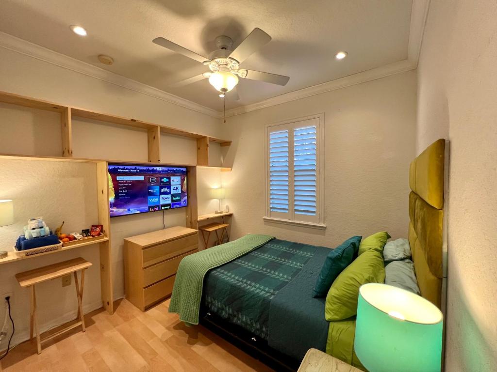 a bedroom with a bed and a flat screen tv at The Scandinavian Contemporary Blauw in Lake Alfred