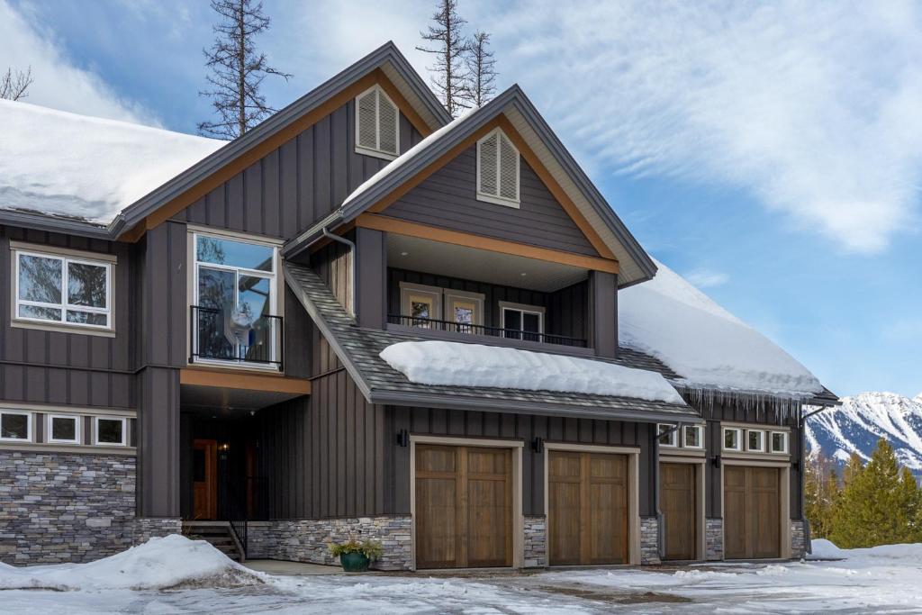 een huis met sneeuw op het dak bij Polar Peak by Fernie Central Reservations in Fernie