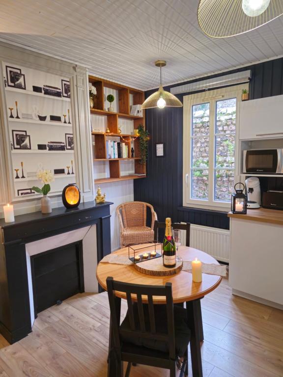 ครัวหรือมุมครัวของ L'Or Noir- Studio cosy sur les quais de St Valery-