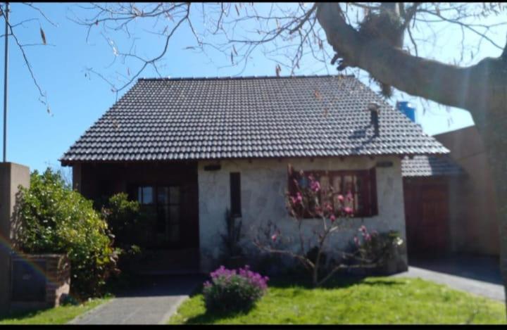 Casa pequeña con techo de baldosa en Miramar en Miramar
