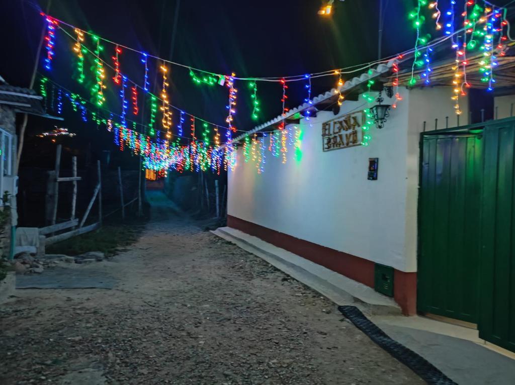 a string of christmas lights on the side of a building at El Caña Bravo Posada, Alojamiento de Descanso in Duitama