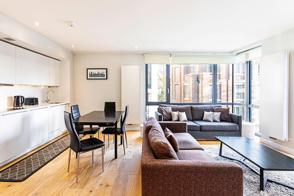 a living room with a couch and a table at Wonderful Holborn Apartment in London