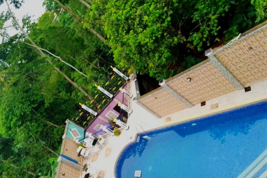 uma vista aérea de um resort com uma piscina em Hôtel The Place em Iaundé