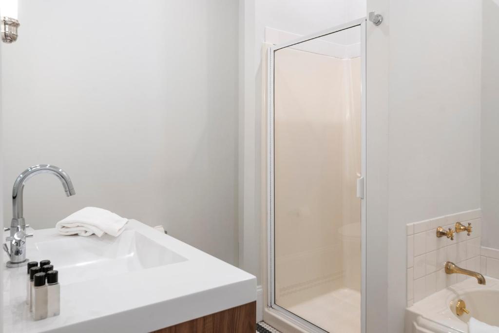 Charlesgate Suites photo