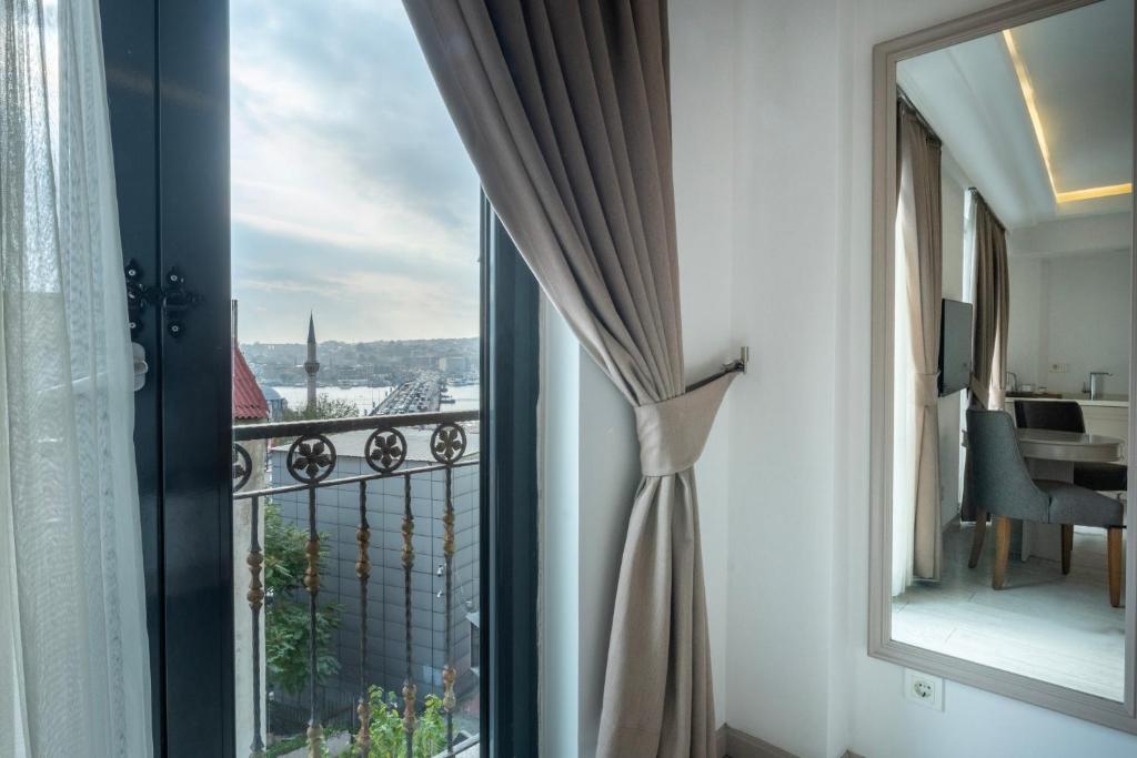 Nespecifikovaný výhled na hory nebo výhled na hory při pohledu z hotelu