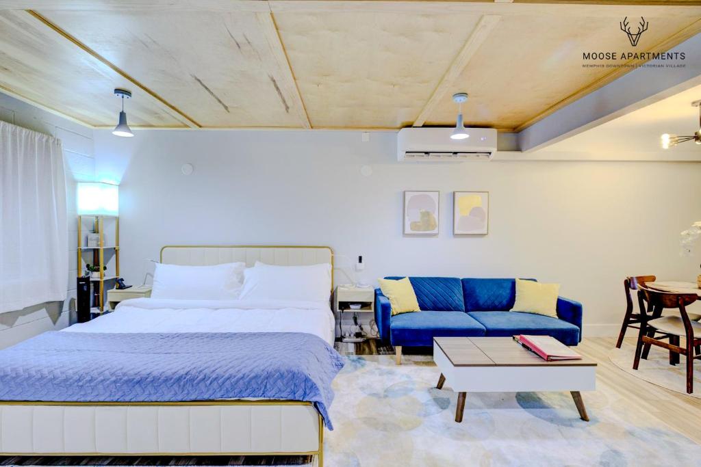 Rúm í herbergi á The Moose #5 - Modern Comfy Studio with King Bed, Free Parking & Fast WiFi