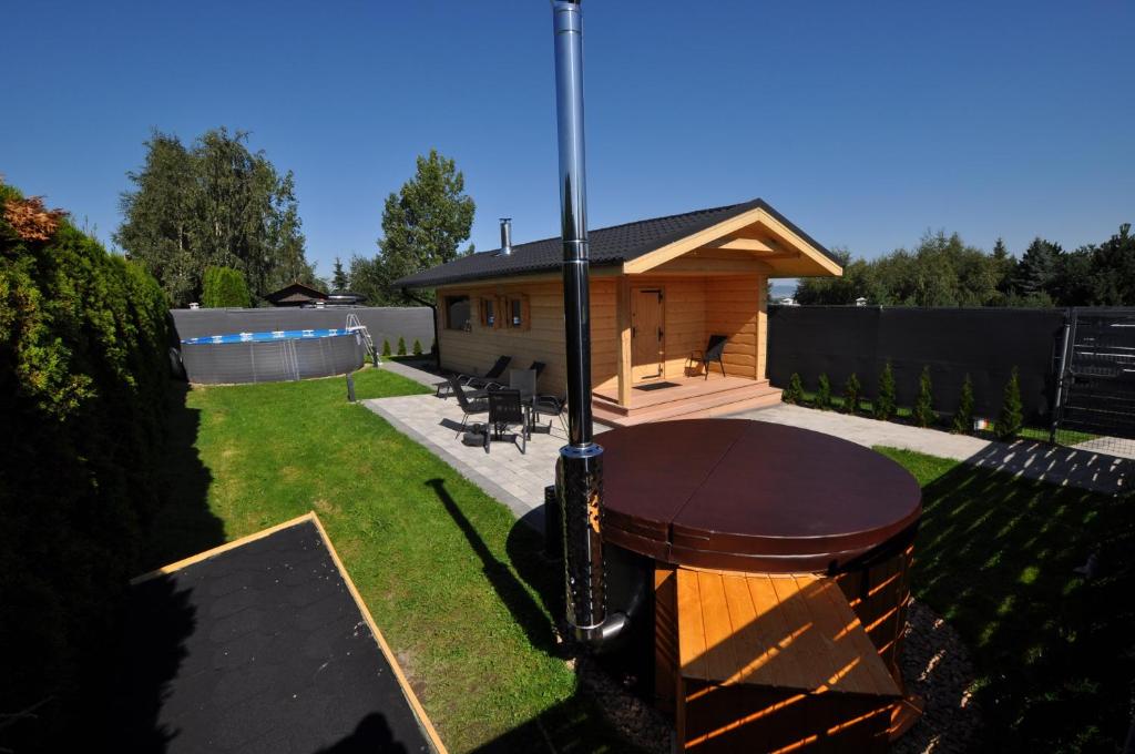 a backyard with a gazebo and a house at Apartamenty Sowiogórskie in Pieszyce