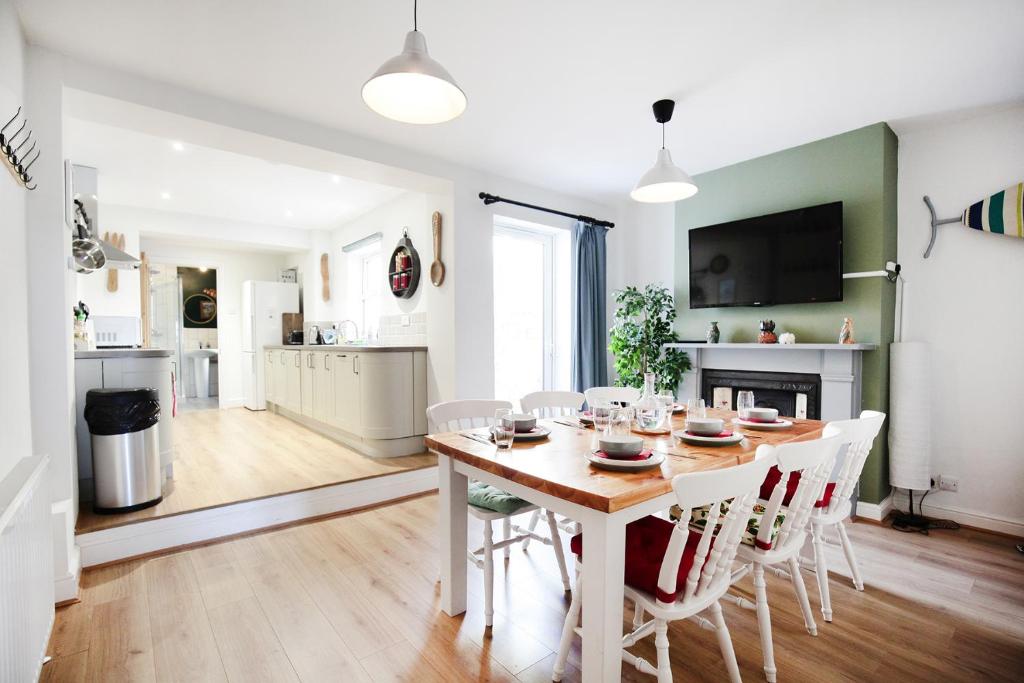 a kitchen and dining room with a table and chairs at Sandbed House - Sleeps 4 to 6 in Bristol