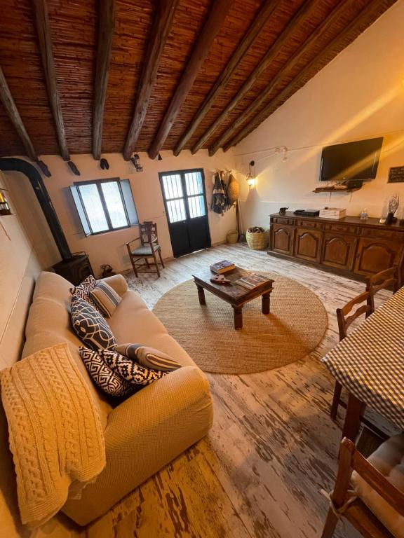 uma sala de estar com um sofá e uma mesa em Paraíso dos Avós em Farelos de Baixo