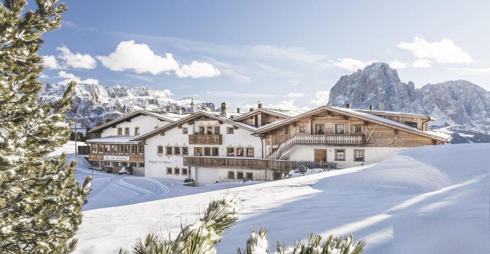 eine Ski-Lodge in den Bergen mit Schnee in der Unterkunft Almhotel Col Raiser in St. Christina in Gröden