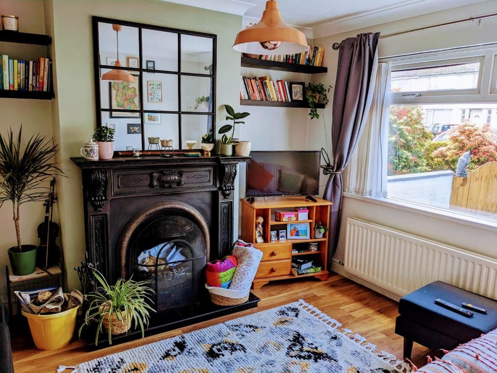 sala de estar con chimenea negra y ventana en Edge of Donard, Full house in Newcastle, en Newcastle