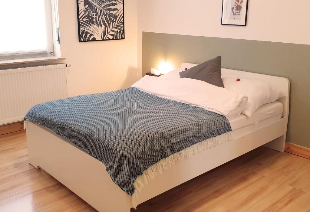 Un pat sau paturi într-o cameră la Apartment Mörlenzauber