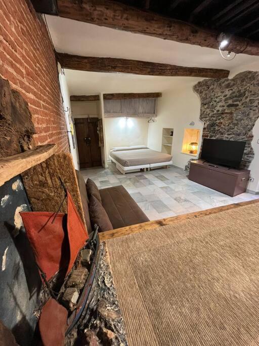 a living room with a couch and a television at Iris 3: Un Fiore a Camogli in Camogli