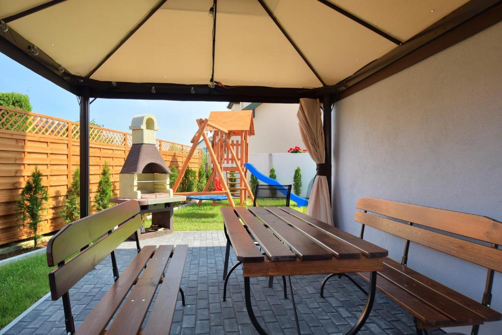 Patio alebo iná vonkajšia časť ubytovania Viss Mielno