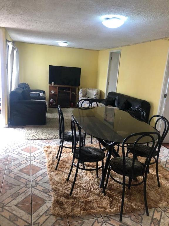 een woonkamer met een tafel en stoelen en een bank bij casa interior in Viña del Mar