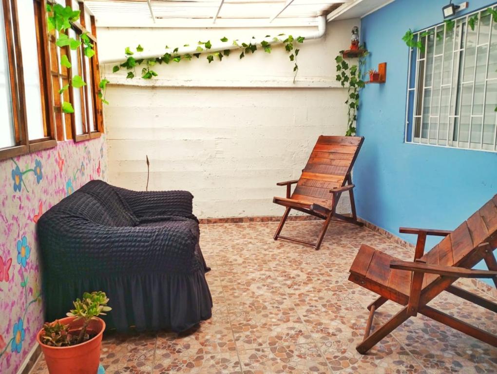 Habitación con sofá, silla y pared en B&B Hogar Bella Vita, en Coquimbo