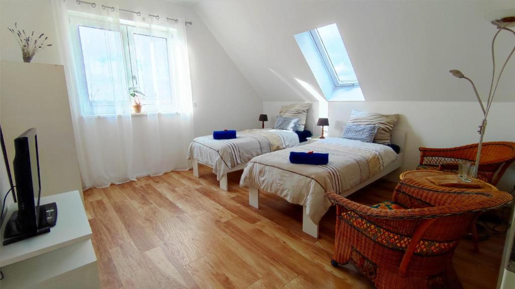1 dormitorio con 2 camas y TV. en Traumschlösschen, en Nossen