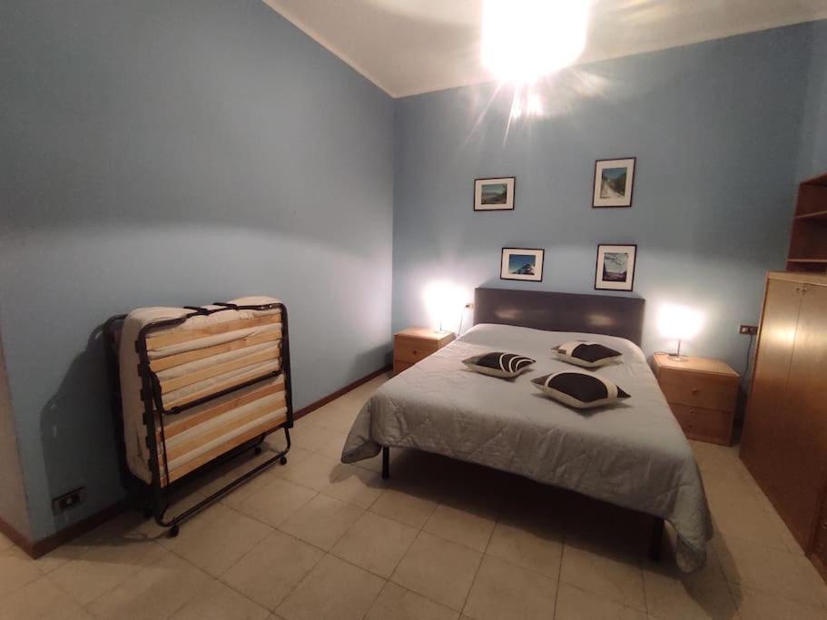 1 dormitorio con 1 cama con 2 almohadas en Casa Zia Luisa, en Lecco