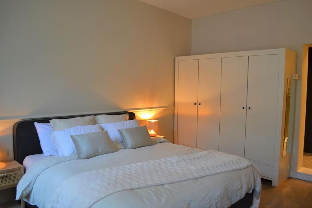 1 dormitorio con 1 cama grande y armario blanco en Exclusive ground floor place near market square en Brujas