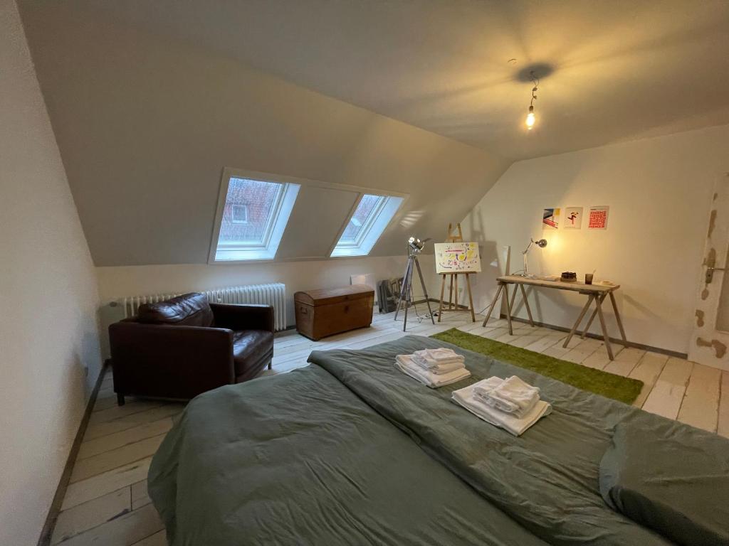 ein Schlafzimmer mit einem Bett und ein Wohnzimmer in der Unterkunft Jonnys ArtApartment in Osnabrück