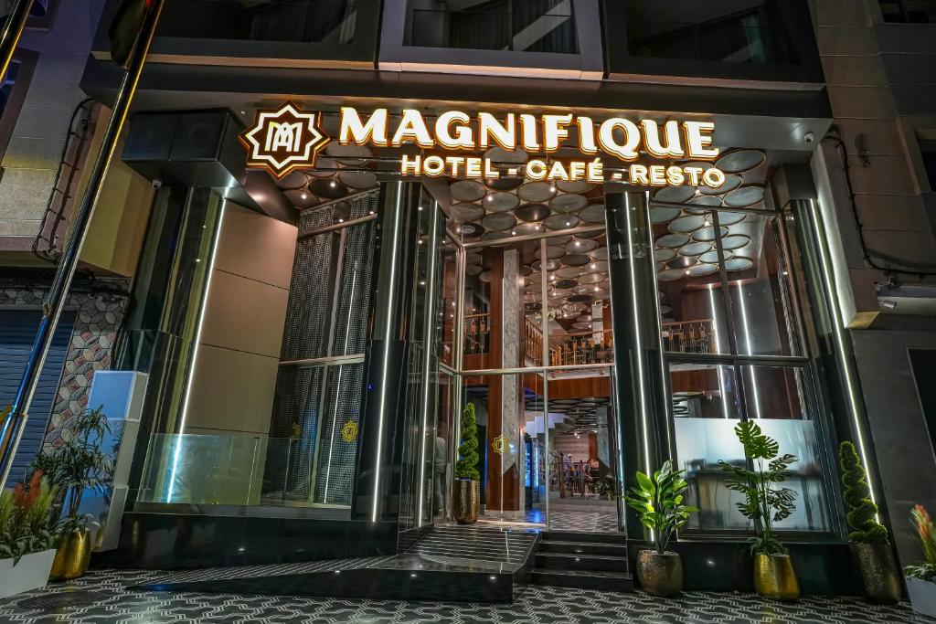 MAGNIFIQUE HOTEL في الناظور: محل امام الفندق عليه لافته