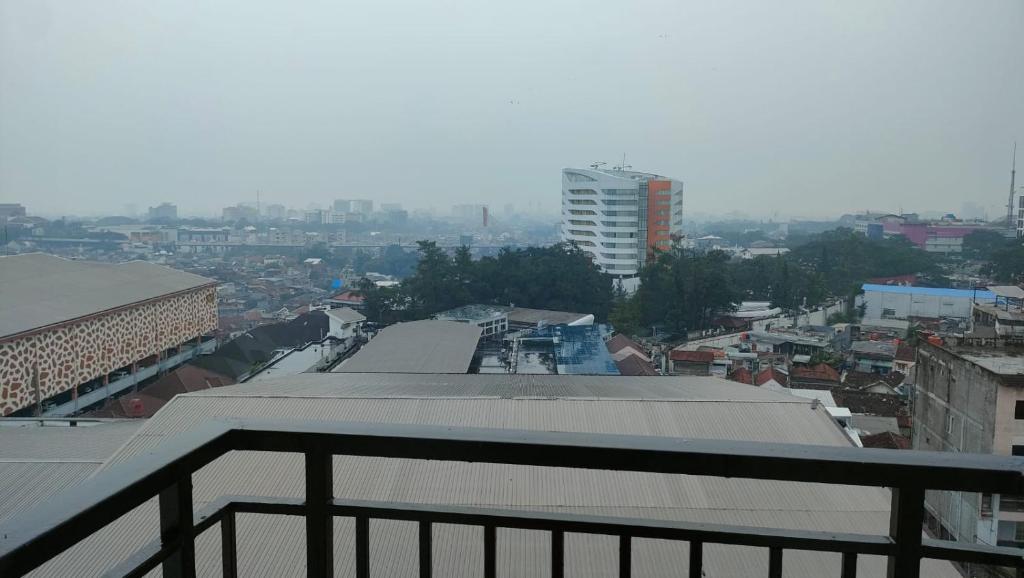 een uitzicht op de stad vanaf de top van een gebouw bij The jarddin apartment 2BR by kanaya in Bandung