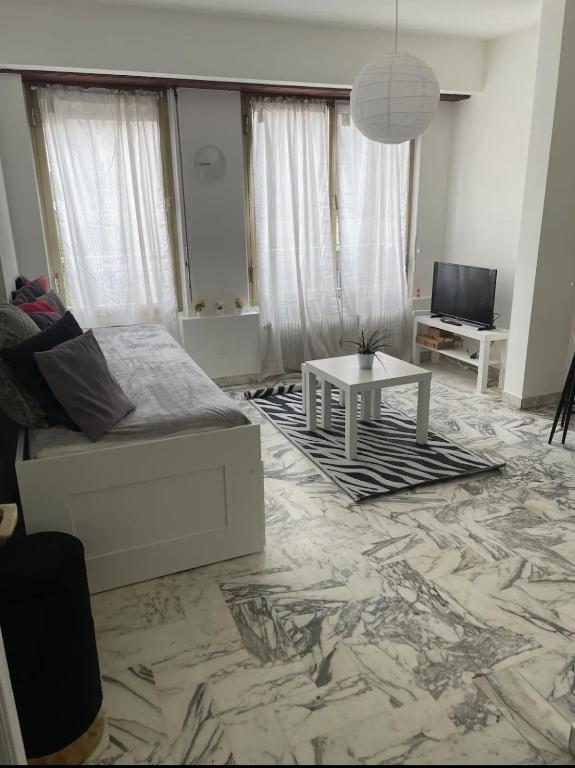 un salon avec un canapé et une table dans l'établissement Studio 50 m de la mer - Centre - Proche mer, à Nice