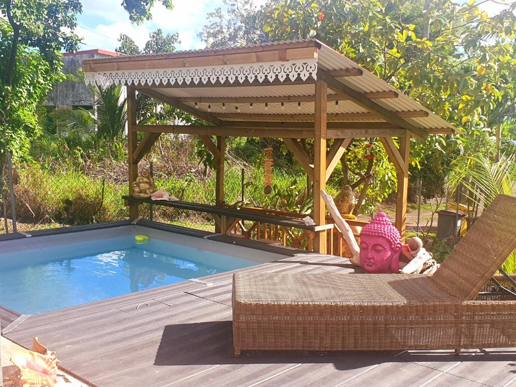 Bazén v ubytování Ti Oasis COLIBRI, 1 chambre, piscine, à 150m de la Plage nebo v jeho okolí
