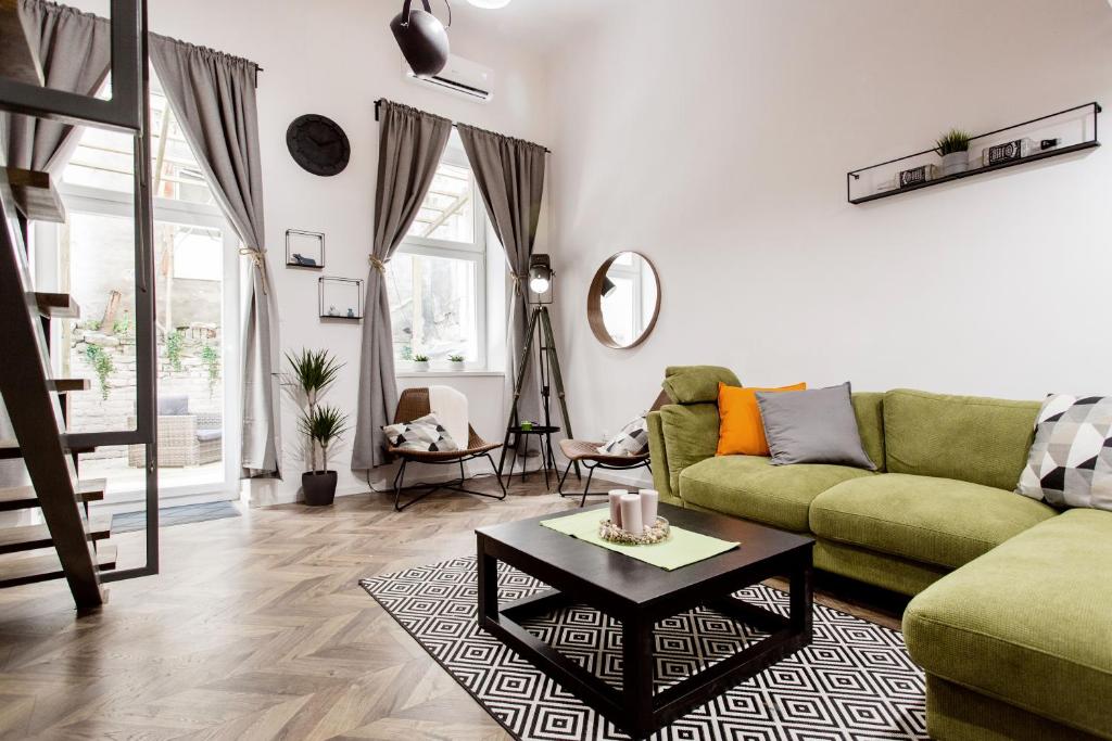 Khu vực ghế ngồi tại Walk to Nightlife from Quiet Condo - SPECIAL OFFER