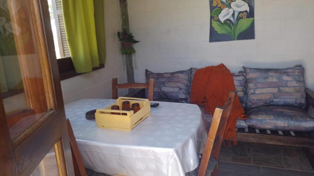 - une table avec une boîte dans une pièce dans l'établissement Sobradinho Nova Torres, 