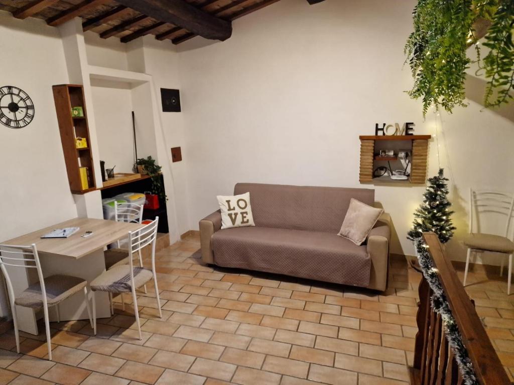- un salon avec un canapé et une table dans l'établissement Casa Lavinia, à Casperia