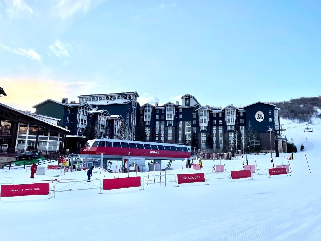 パークシティにあるPark City Ski In Out Studio at the base of PCMRの建物前のスキー場付きの雪被りエリア