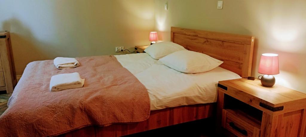 1 dormitorio con 1 cama con 2 toallas en Drzewna Apartamenty - Kupiecka 39 en Zielona Góra
