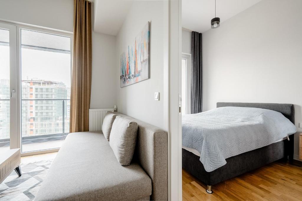 ein Schlafzimmer mit einem Bett, einem Sofa und einem Fenster in der Unterkunft Seba Suites with Fitness And Pool in Istanbul